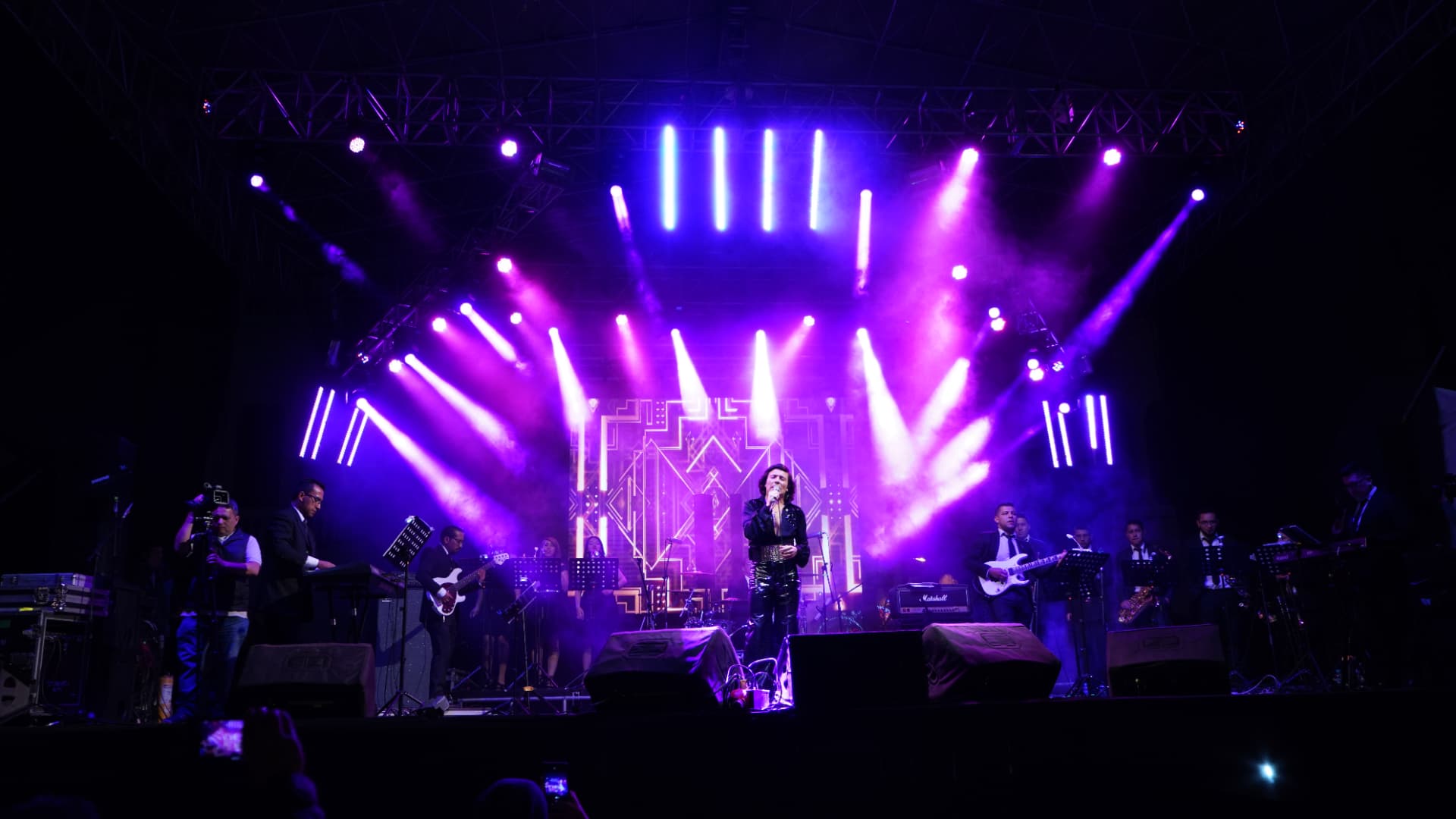 Concierto con orquesta completa y gran despliegue de luces azules y violetas
